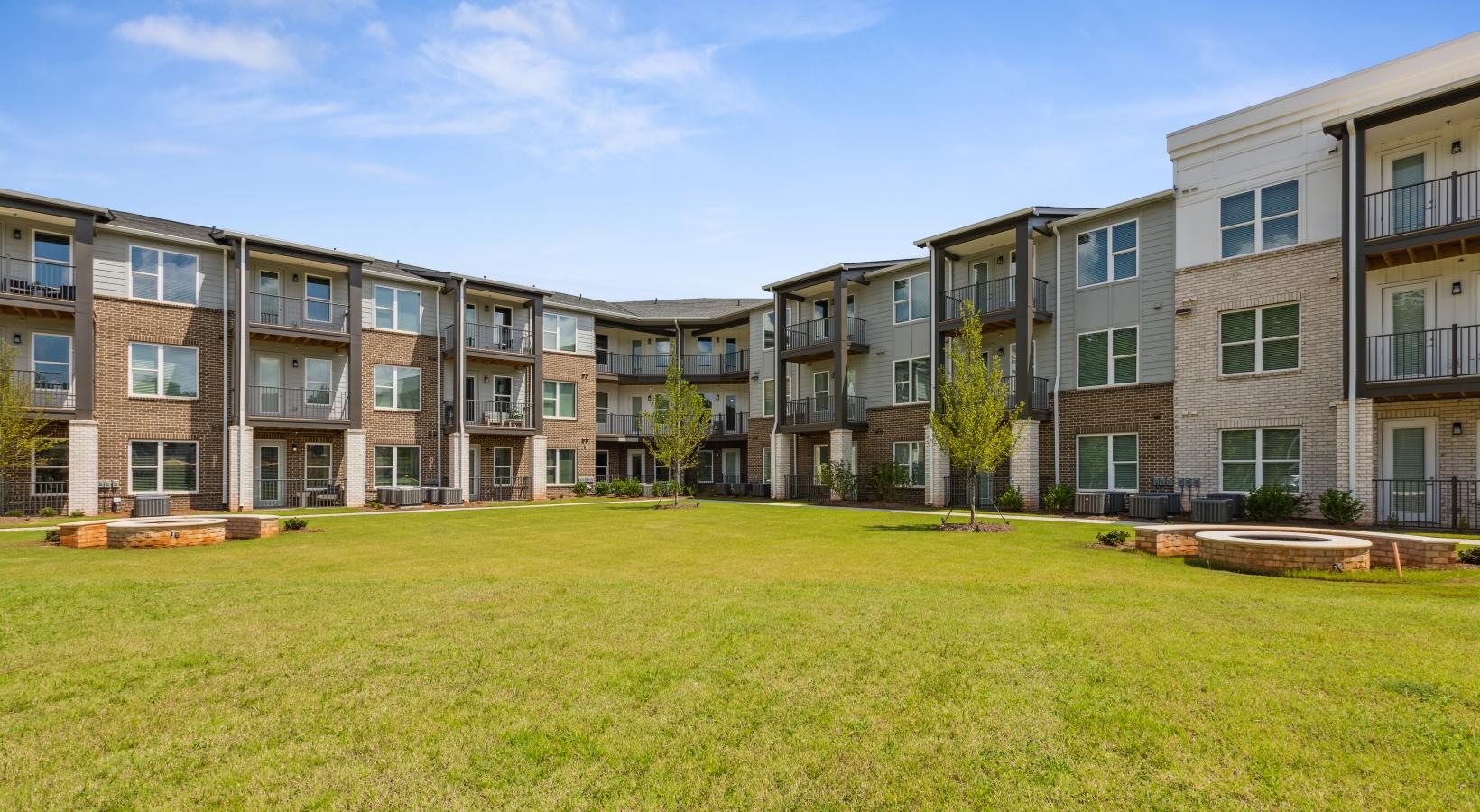 Settle into comfort at Accent Suwanee Creek a building with a lawn in front